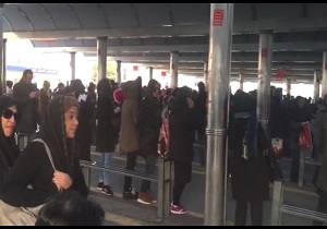 سرگردانی مسافران در پایانه تاکسیرانی میدان ونک + فیلم