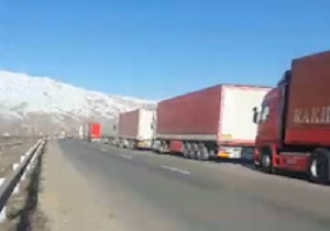 مشکلات راننده تریلی‌ها در گمرک بازرگان + فیلم