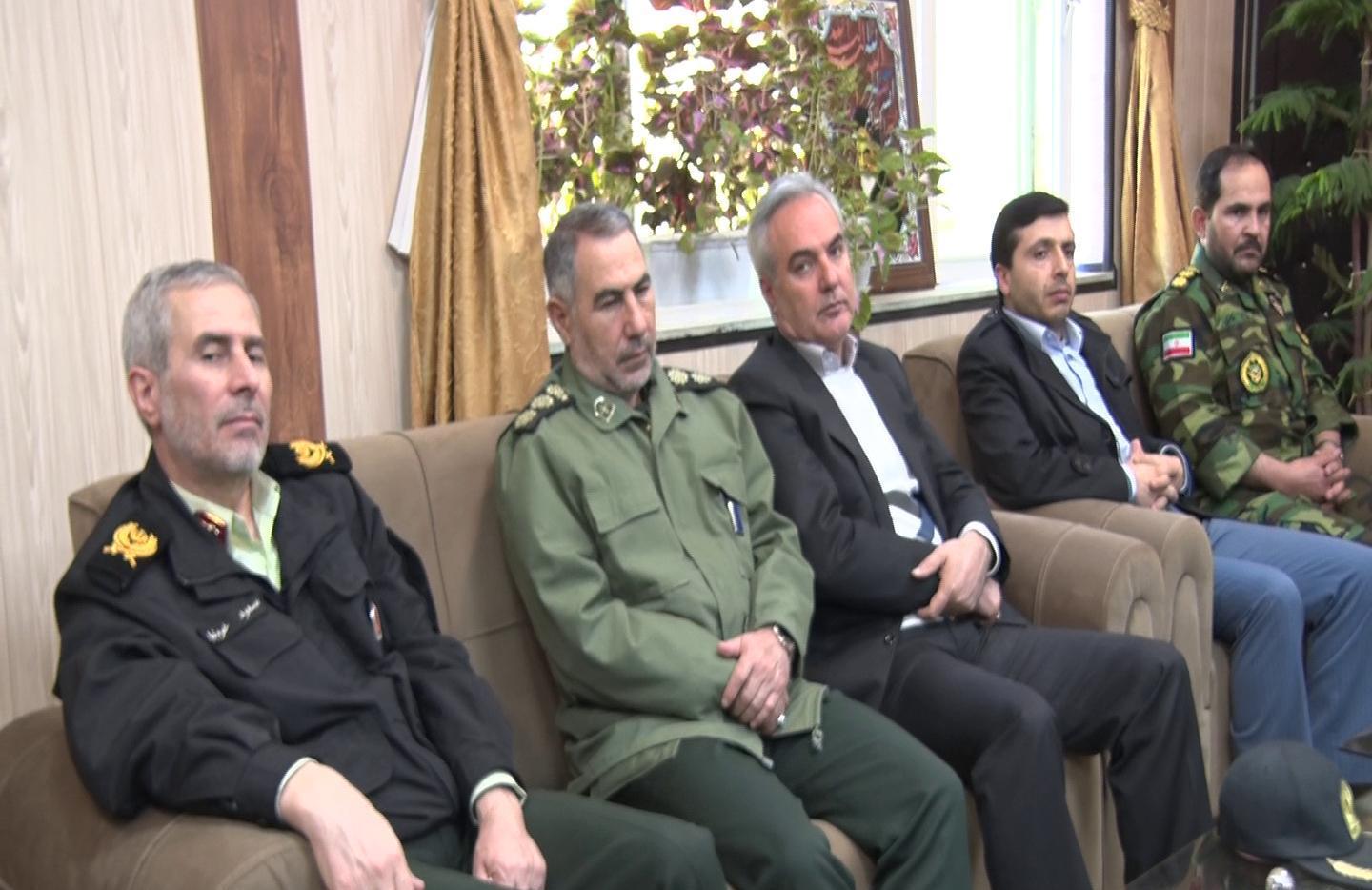 دیدار فرمانده انتظامی آذربایجانغربی با خانواده دو شهید در مهاباد