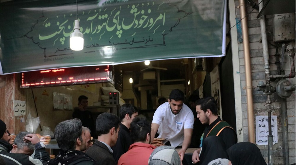 پخش نان نذری در شب شهادت حضرت زهرا (س)