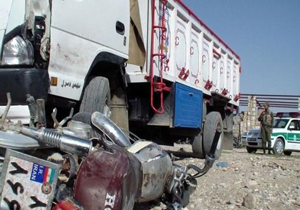 ۳ کشته و مجروح در برخورد کامیون با ۲ موتورسیکلت