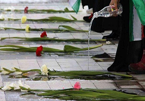 غبارروبی و گلباران گلزار شهدا در شیراز