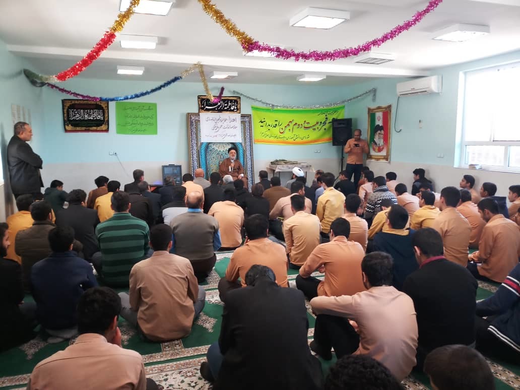 تجلیل از دانش آموز برتر استانی در کنکور آزمایشی