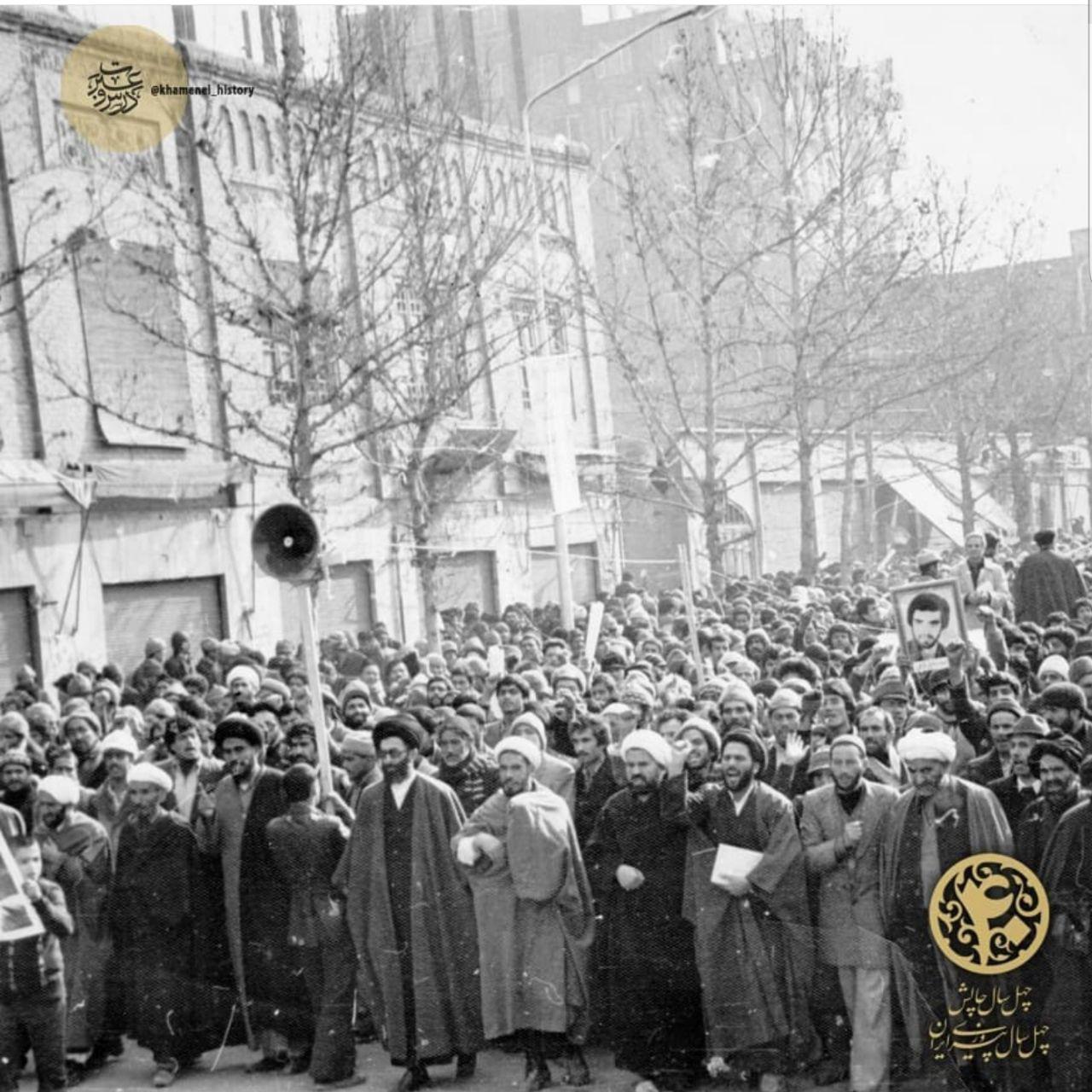 تصاویری از فعالیتهای مبارزاتی رهبر انقلاب در بحبوحه انقلاب اسلامی