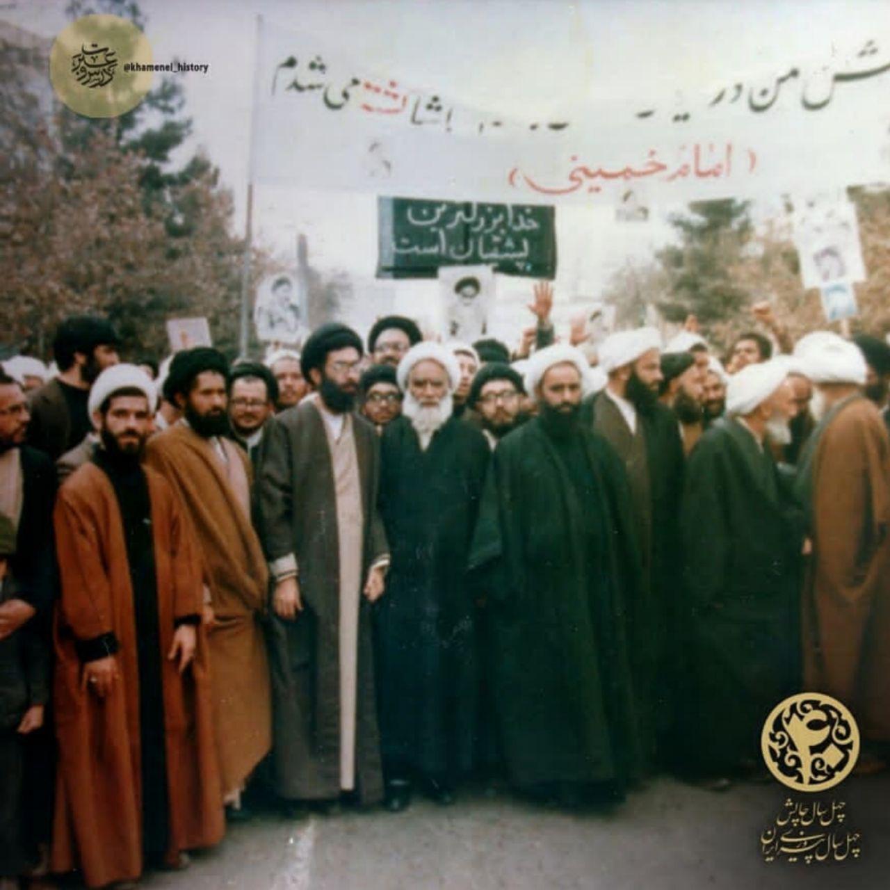 تصاویری از فعالیتهای مبارزاتی رهبر انقلاب در بحبوحه انقلاب اسلامی
