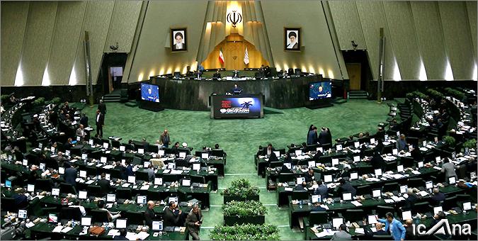 نماینده&zwnj;ای که همکاران خود را در صحن علنی مجلس سکه یک پول کرد+فیلم