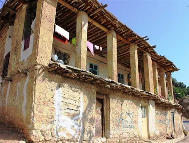 جریان زندگی در خانه‌های کاهگِلی دنانشینان / وقتی کاهگل جای خودرا با نمای سنگی و آجری عوض می‌کند
