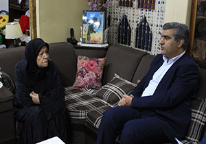 دیدار استاندر گیلان با خانواده یکی از شهدای انقلاب