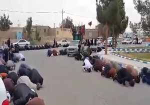 سجده شکر مردم سیستان برای جاری شدن آب هیرمند + فیلم