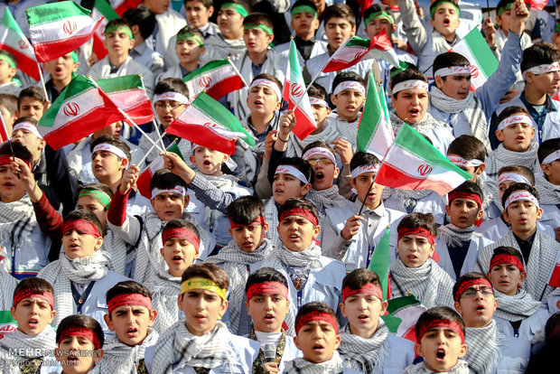 پرچم انقلاب اسلامی در دستان دهه هشتادی&zwnj;ها