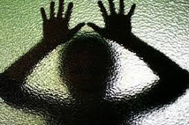 تعرض پدر بی رحم به دختر ۱۴ ساله اش با وعده پول