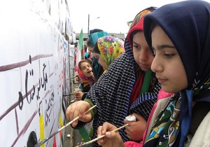 تاریخ انقلاب به قلم کودکان کرمانشاهی به تصویر در آمد