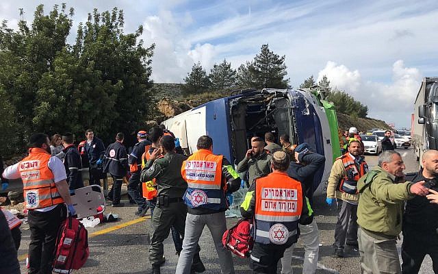 ۴۳ کشته و زخمی در حادثه واژگون شدن اتوبوس صهیونیستها نزدیک رامالله ۴۳ کشته و زخمی در حادثه واژگون شدن اتوبوس صهیونیستها نزدیک رامالله