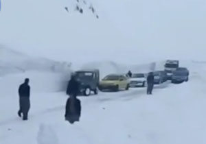 مسدود شدن گردنه ژالانه بر اثر ریزش بهمن + فیلم