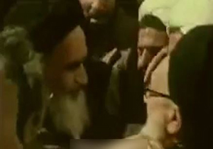 لحظه ديدار آيت الله گلپايگانى و امام خمينى (ره) پس از سالها دورى + فیلم