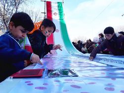 طراحی پرچم بزرگ ایران اسلامی با اثر انگشت کودکان