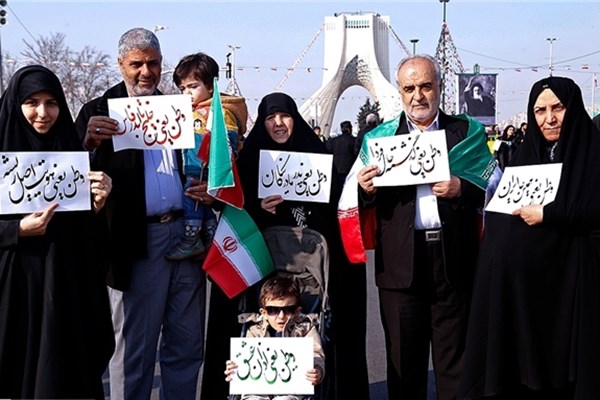 یک دورهمی شاد، درست کف خیابان