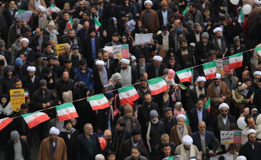 راهپیمایی پرشور مردم قم در چهلمین بهار انقلاب/طنین شعار مرگ بر آمریکا در سراسر قم