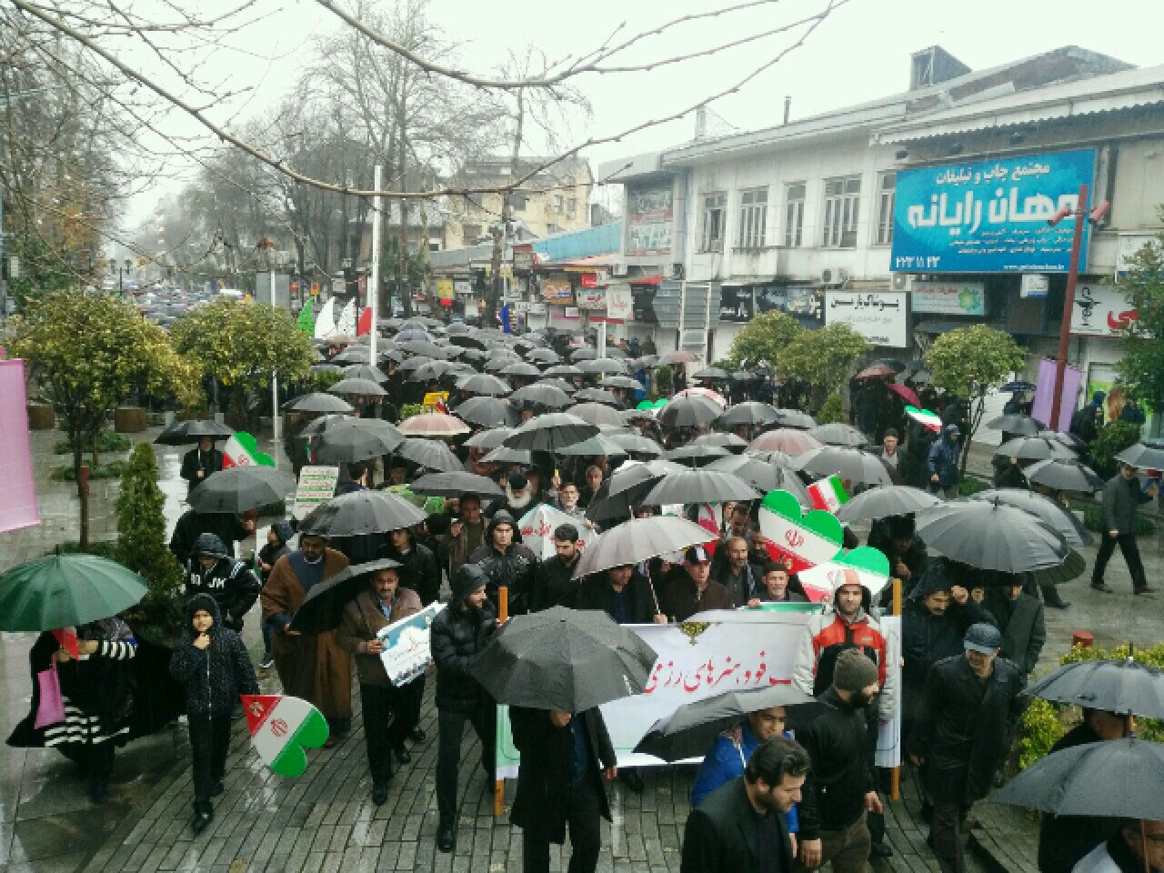 عکس&zwnj; ها و حاشیه&zwnj;های راهپیمایی ۲۲ بهمن ۹۷ در شهر رشت