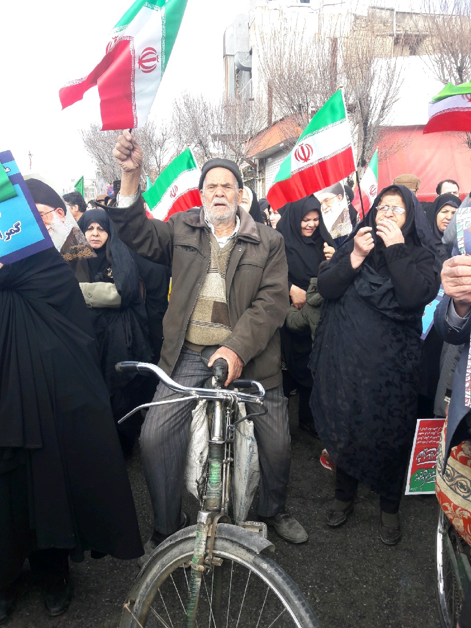 جلوه ایستادگی و وفاداری مردم استان مرکزی در راهپیمایی ۲۲ بهمن  + تصاویر۹۷