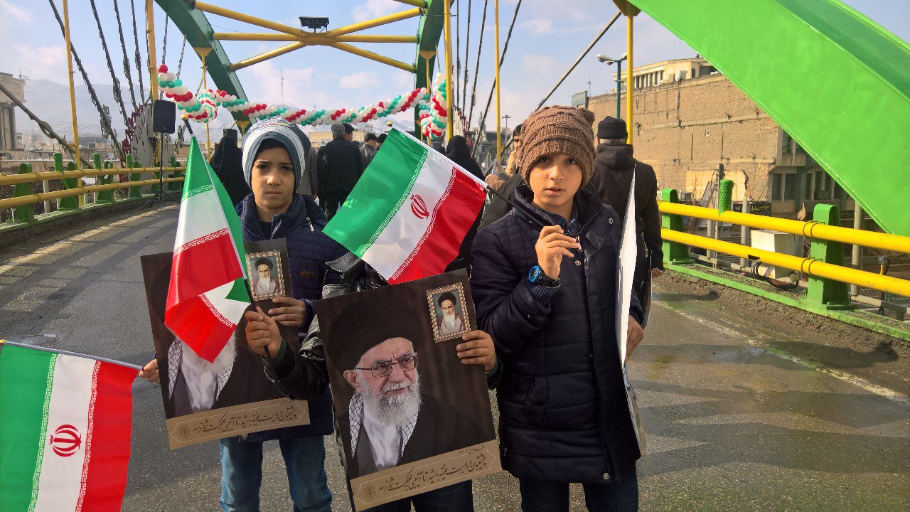 جلوه ایستادگی و وفاداری مردم استان مرکزی در راهپیمایی ۲۲ بهمن  + تصاویر۹۷