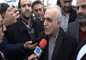 مردم با همه سختی پای انقلاب ایستاده اند