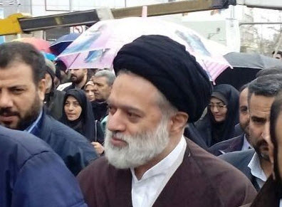 فرزند ارشد رهبر انقلاب در حال گرفتن نامه‌های مردم در راهپیمایی ۲۲ بهمن +تصویر