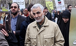 حضور سردار سلیمانی در راهپیمایی ۲۲ بهمن به همراه فرزندش +عکس