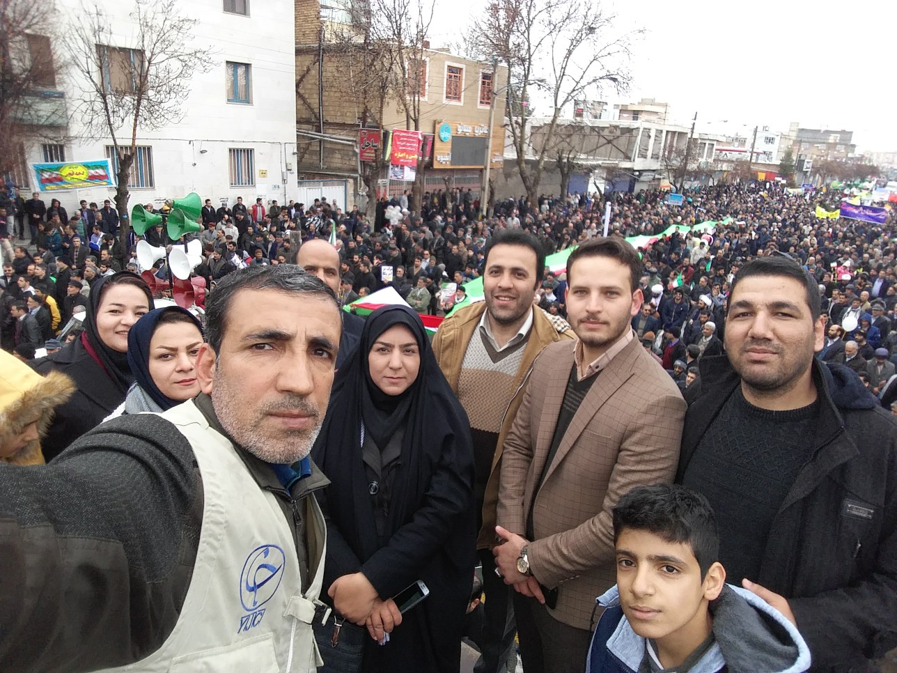ما مسئولان از شما عقب تر هستیم/مردم ایران در برابر سختی&zwnj;ها ایستاده&zwnj;اند