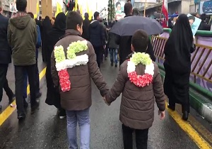 حرکت جالب دو برادر کوچک در راهپیمایی ۲۲ بهمن + فیلم