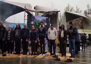 برپایی نماز ظهر پس از برگزاری راهپیمایی ۲۲ بهمن + فیلم
