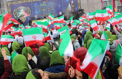 دانش آموزان همدانی درچهلمین سالگرد انقلاب اسلامی سرود انقلابی را سر دادند
