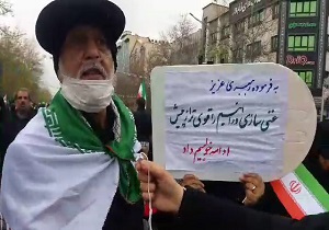 حضور یک جانباز در راهپیمایی چهلمین سالگرد انقلاب + فیلم