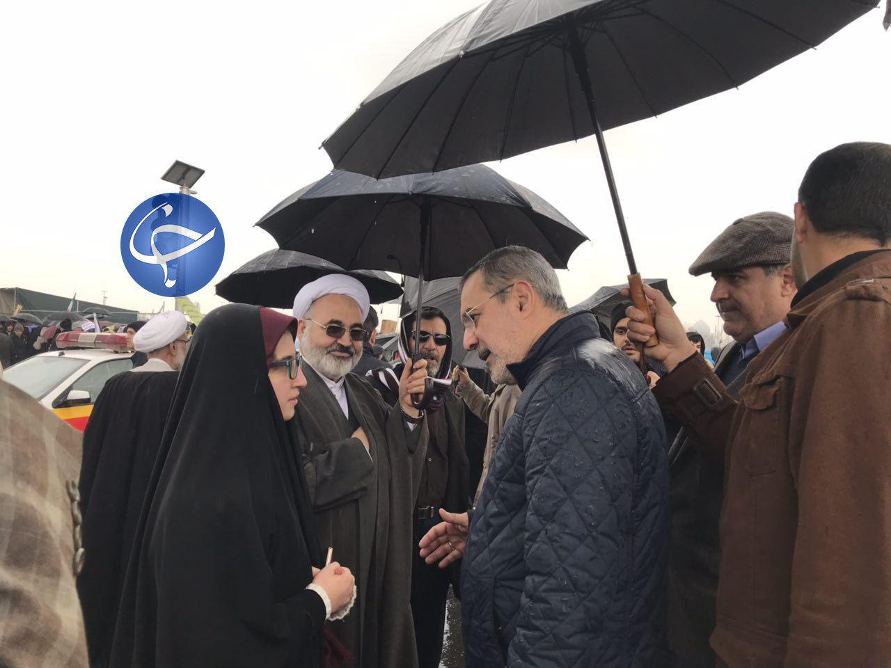 گفت و گوی وزیر آموزش و پرورش با دانش آموزان در حاشیه راهپیمایی ۲۲ بهمن