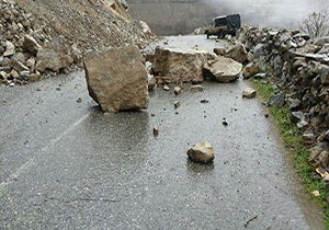 ریزش کوه در محور جدید کازرون به شیراز/جاده کازرون به شیراز باز است و خطری نیست