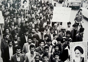 راهپیمایی ۲۲ بهمن زیر بمباران در دوران جنگ تحمیلی + فیلم
