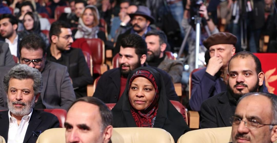 آغاز مراسم اختتامیه سی و هفتمین جشنواره فیلم فجر/سینمای ایران به احترام &laquo;۲۳ نفر&raquo; تمام قد ایستاد