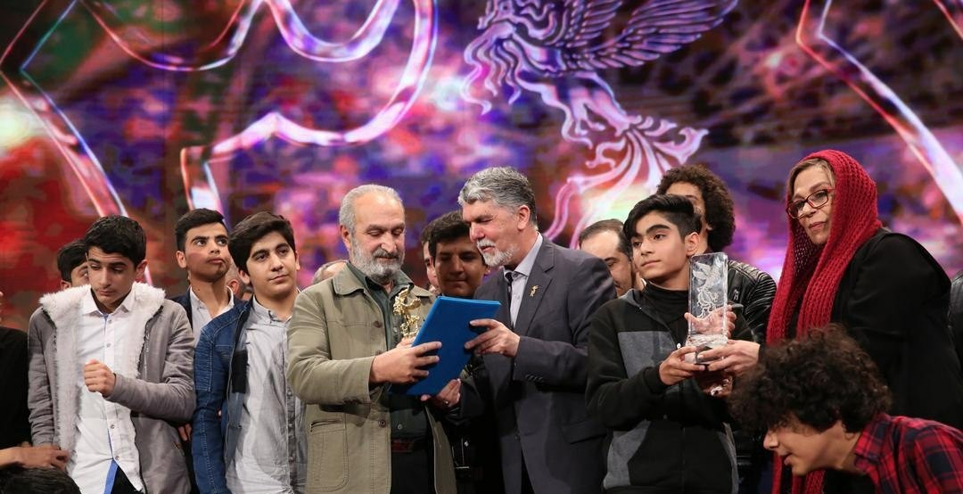 آغاز مراسم اختتامیه سی و هفتمین جشنواره فیلم فجر/سینمای ایران به احترام &laquo;۲۳ نفر&raquo; تمام قد ایستاد
