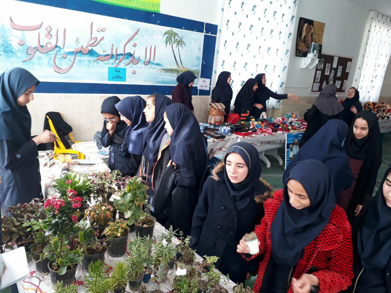 نمایشگاه دست سازه&zwnj;های دانش آموزان دختر بخش کوهپایه