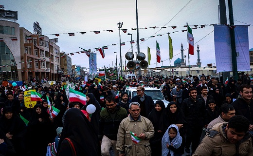 راهپیمایی پرشور مردم قم در چهلمین بهار انقلاب/طنین شعار مرگ بر آمریکا در سراسر قم
