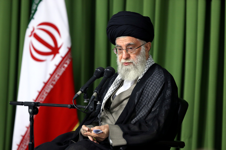 جوانان عزیز بدانند که همه راه‌حل‌ها در داخل کشور است/ یک مجموعه جوان، مؤمن و مسلّط بر اقتصاد در دولت می‌تواند اهداف اقتصاد مقاومتی را محقق کند/ مذاکره با آمریکا جز زیان مادی و معنوی محصولی نخواهد داشت