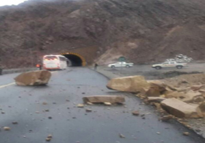 پاکسازی محور زاهدان – بم از بقایای ریزش کوه