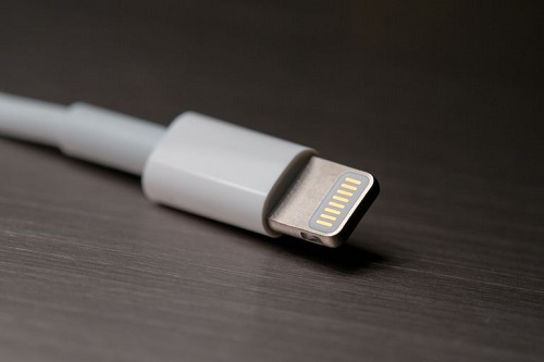 اپل یک سال دیگر در آیفون&zwnj;های خود از درگاه Lightning و شارژر ۵ واتی استفاده خواهد کرد