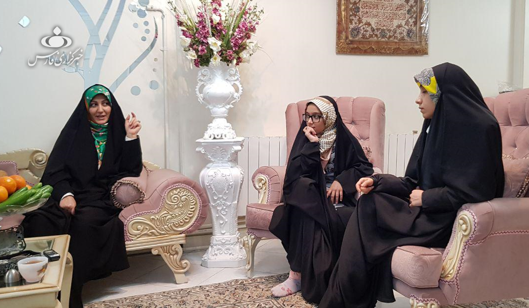 ناگفته&zwnj;های دختری که ۲۲ بهمن لرزه بر اندام ترامپ و رجوی انداخت/ از رجزخوانی به زبان انگلیسی تا آرزوی دیدار با رهبر انقلاب + فیلم