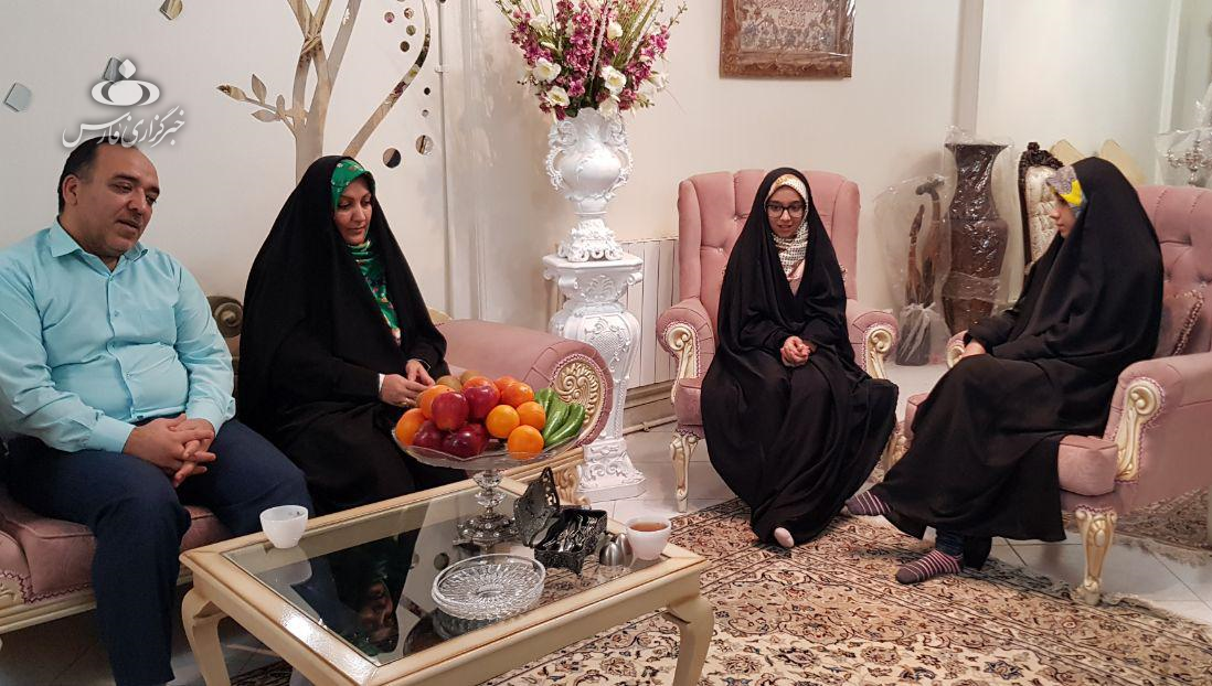 ناگفته&zwnj;های دختری که ۲۲ بهمن لرزه بر اندام ترامپ و رجوی انداخت/ از رجزخوانی به زبان انگلیسی تا آرزوی دیدار با رهبر انقلاب + فیلم