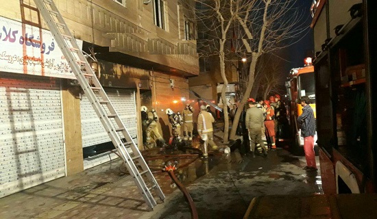 آتش سوزی ساختمان مسکونی ۵ طبقه در خیابان فلاح / نجات ۲۷ نفر از حادثه + عکس