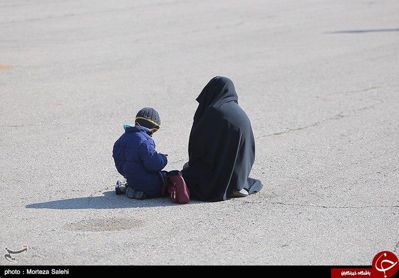 عکسی تکان دهنده از انتظار همسر و فرزند یکی از شهدای حافظ امنیت در فرودگاه اصفهان