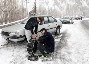 رانندگان هنگام عبور از محور‌های مواصلاتی زنجان مجهز به زنجیر چرخ باشند