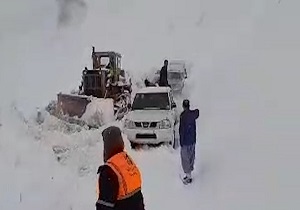 ریزش بهمن در محور سروآباد - پاوه/ تلاش نیروهای راهداری برای بازگشایی این محور + فیلم