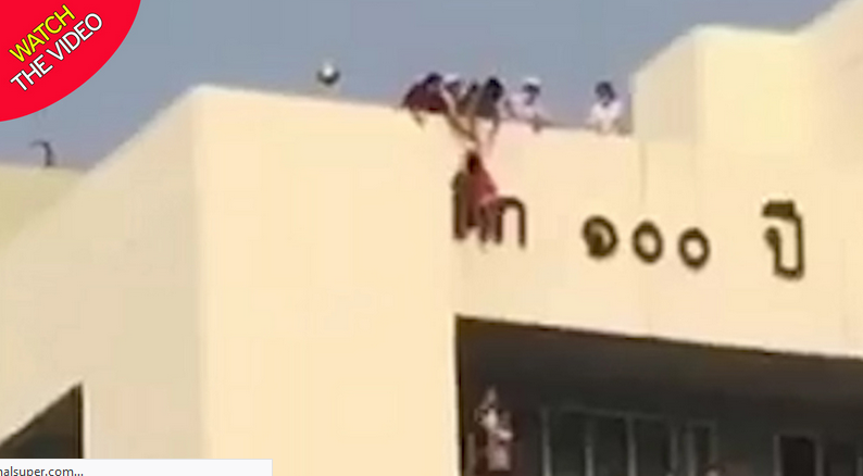 لحظه وحشتناک آویزان شدن کودک از سقف بیمارستان! + فیلم///